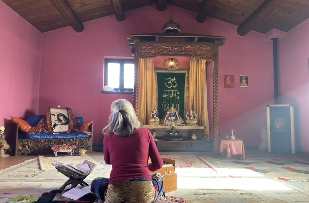 Immerse nell’Essenza: Riflessioni da un Ritiro nell’Ashram 📿🌿🧘🏻‍♀️🛖✨